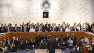 Comey tuyên thệ trước khi điều trần