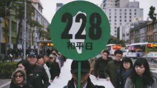 2017年是228事件七十週年,吉華拍下當時遊行的照片,也成為書本的封面。
