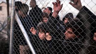 ギリシャとマケドニアの国境では数千人の移民・難民が足止めされている(1日、ギリシャ・イドメニで)