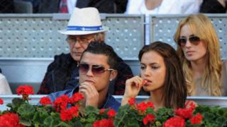 Cristiano Ronaldo avec son amie en train de regarder une partie de tennis