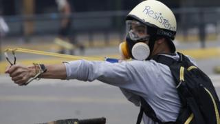 Hombre de la resistencia en caracas.