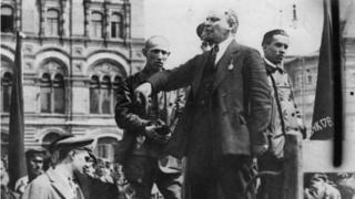 列宁以及其他领导人于1917年发动十月革命,建立了苏联。