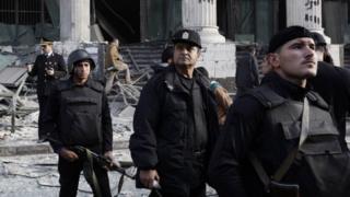 Des policiers égyptiens à l'extérieur du palais de justice au Caire où une bombe avait explosé dans la rue en 2014