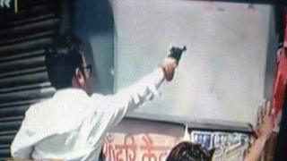 రివాల్వర్తో యువకుడు