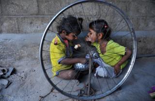 தற்காலிக குடியிருப்பில் வசிக்கும் இரண்டு குழந்தைகள்