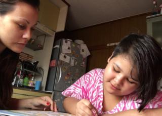 Arianne e a filha Hayenne, que ainda não pode frequentar a escola por causa do diagnóstico de autismo