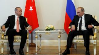 Cumhurbaşkanı Erdoğan ile Rusya Devlet Başkanı Vladimir Putin yan yana oturuyor.