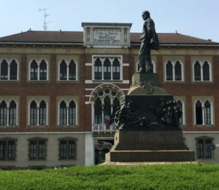 Estatua de Giuseppe Verdi frente a la fachada de la Casa de Reposo o Casa Verdi en Milán, Italia.