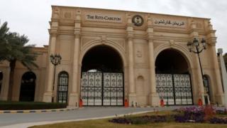 Abo bantu bakomeye bari bafungiwe muri hoteli yitwa Ritz-Carlton iri i Riyadh.