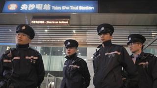 港铁尖沙咀站外的警察