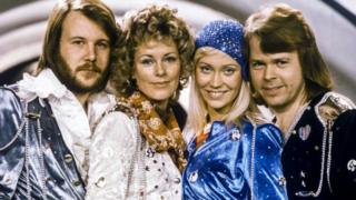 Foto de los miembros del grupo Abba tras ganar el festival de EurovisiÃ³n en 1974.