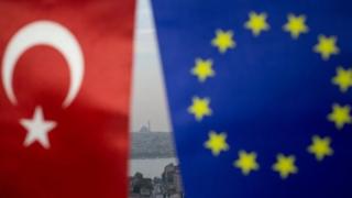 İstanbul'da asılı Türkiye ve Avrupa Birliği bayrakları
