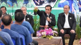 นายกฯ พบเกษตรกรและประชาชนชาวสุพรรณบุรี โดยมีอดีต ส.ส.พรรคชาติไทยพัฒนา ร่วมพูดคุยด้วย เมื่อ 18 ก.ย. 2560