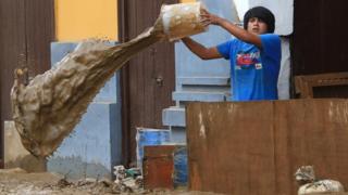 Poblador de Trujillo defiende su casa del huaico.