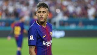 Le Barça a ensuite confirmé l'information par un communiqué, affichant pour la première fois officiellement sa résignation à laisser partir son attaquant.