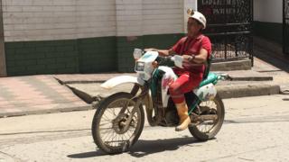 Minero en moto.