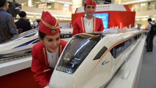 Model kereta cepat yang dipamerkan di sebuah mal di Jakarta, Agustus 2015, dan akan dibangun bekerjasama dengan Cina lewat PT KCIC.