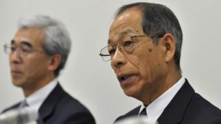 Former Olympus chairman Tsuyoshi Kikukawa (R)