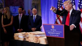 トランプ氏が記者会見で事業の権限移譲に関するものだと説明した書類を、報道陣は点検できなかった(11日、ニューヨーク)