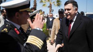 トリポリの海軍基地に到着したサラジ暫定首相(30日)