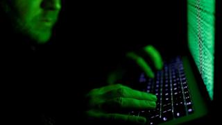 أنحى آخرون باللائمة على مؤسسات بسبب التباطؤ في تحديث أنظمتها
