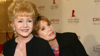 デビー・レノルズさん(左)と娘のキャリー・フィッシャーさん(2003年)