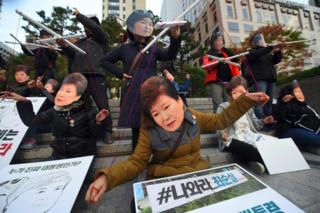 野党は朴氏が崔氏の操り人形になっていると批判している