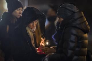 Abantu batandukanye bashyize indabo ku gituro cy'inyubako ya Alexandrov Ensemble i Moscow