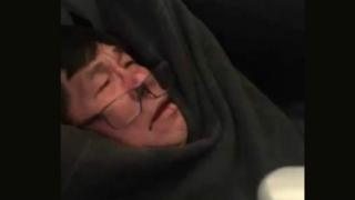 Pasajero sacado a la fuerza de un vuelo de United.