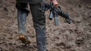 Un guerrillero con su arma