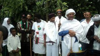 Obbo Dabbasa Guyyoo malkaa itti irrefatamu bira dhaabatanii yeroo haasa godhan