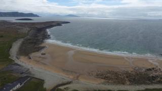 Playa Dooagh con arena.
