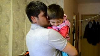 Nogiron boʻlib qolgan qizchasini davolatish uchun Akmal koʻcha supurib pul topishga ham rozi