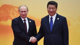 Tổng thống Nga Vladimir Putin bắt tay với Chủ tịch Tập Cận Bình