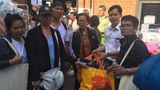 ครอบครัวนางแววตา ศุภฤกษานนท์ รับสิ่งของช่วยเหลือจากเจ้าหน้าที่สถานทูตไทยในกรุงลอนดอน