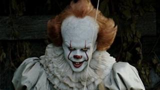 Un payaso, uno de los personajes de It, en un momento de la película.