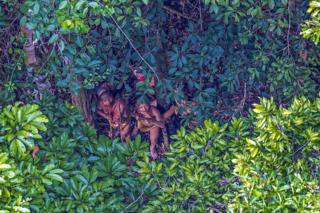 Em close mais aproximado, o grupo de índios