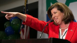 当選したハンデル候補は勝利演説でトランプ大統領を称賛した(20日、ジョージア州アトランタ)