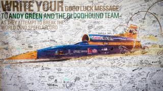 El poster que invita a escribir "un mensaje de buena suerte a Andy Green y el equipo de Bloodhound que intentan romper el récord de velocidad en tierra".