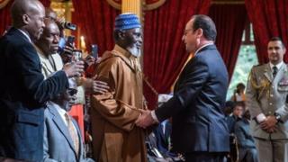Perezida Hollande aramukanije n'umwe mu basaza bagwaniye Ubufaransa