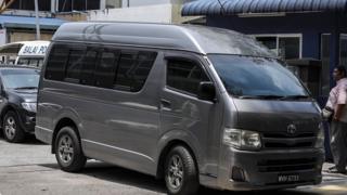 Mwili wa Kim ukiondolewa katika chumba cha kuhifadhi maiti