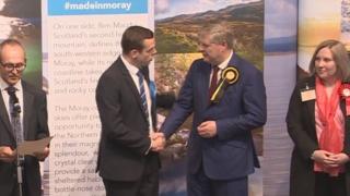 落選したロバートソンSNP副党首(写真右)と当選したロス氏(同左)