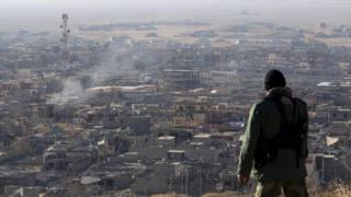 A member of the Kurdish Peshmerga forces stands in the town of Sinjar, Iraq (13 November 2015)