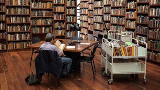 Hombre leyendo en la biblioteca pública de Ciudad de México