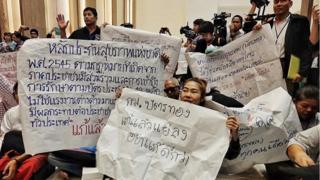 กลุ่มคนรักหลักประกันสุขภาพ รวมตัวคัดค้านกระบวนการแก้ไข กม.บัตรทอง ที่กทม.วันที่ 18 มิ.ย.