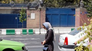 File photo showing Iranian woman walking past the entrance to the British embassy building in Tehran (21 August 2015)