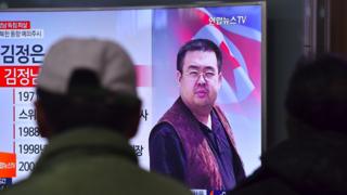 Personas miran noticias sobre Kim Jong-nam en un televisor.