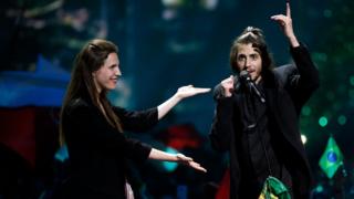 Ніжну і романтичну пісню Amar Pelos Dois для Сальвадора написала сестра Луїза