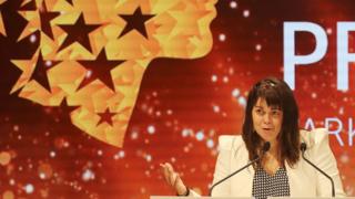 Canadian teacher Maggie MacDonnell delivers a speech after receiving the Global Teacher Prize during a ceremony in Dubai on March 19, 2017. MacDonnell, who works in a fly-in only village in the Arctic, was among 10 finalists chosen from 179 countries and won a $1 million prize.