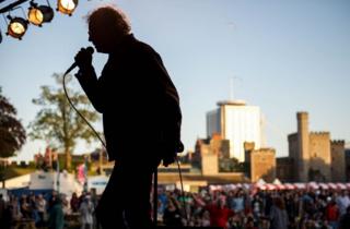 Geraint Jarman yn perfformio yn Tafwyl yn gynharach yn yr haf